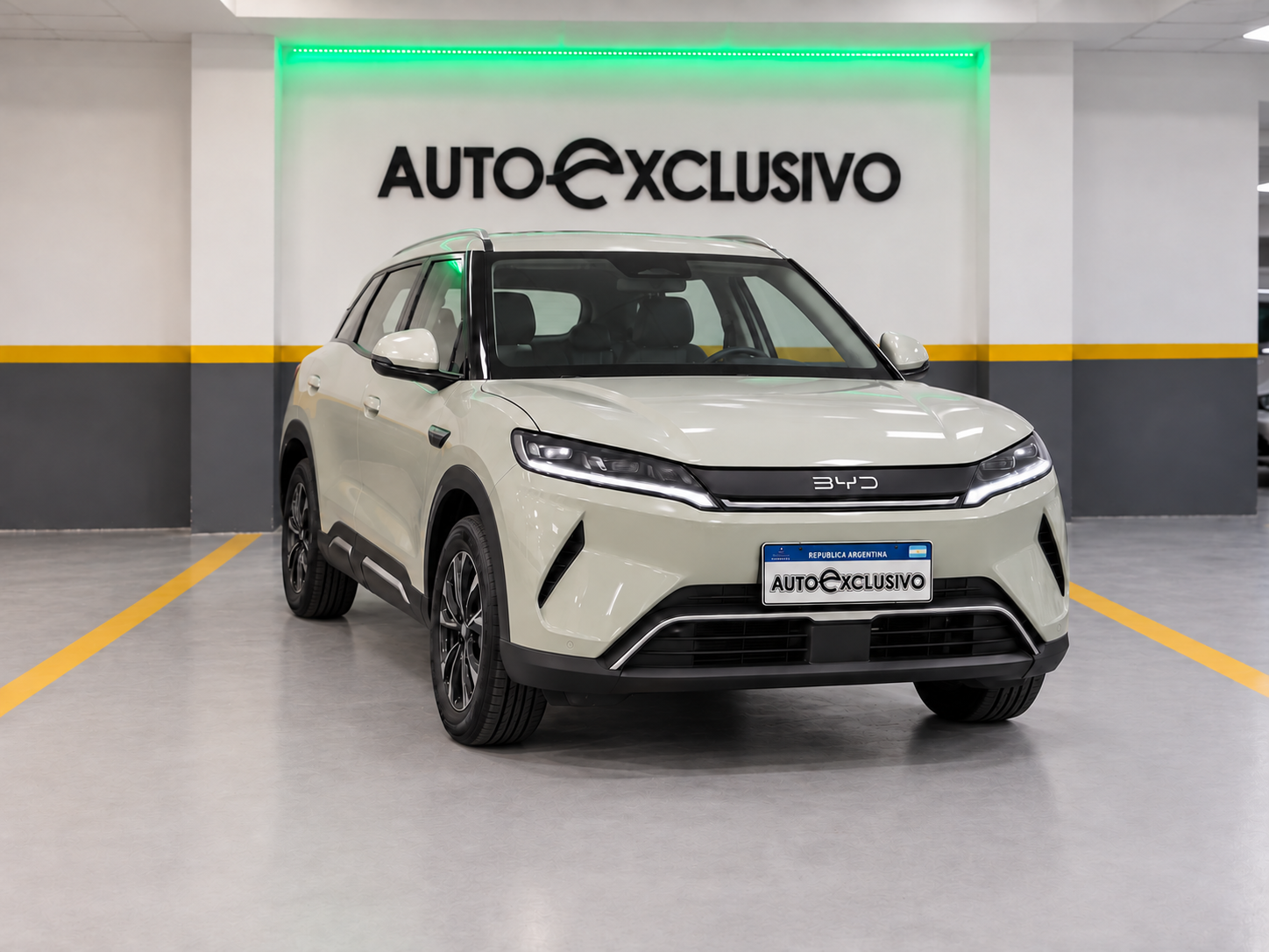 BYD en el salón de AutoExclusivo, con el cartel de la agencia de fondo