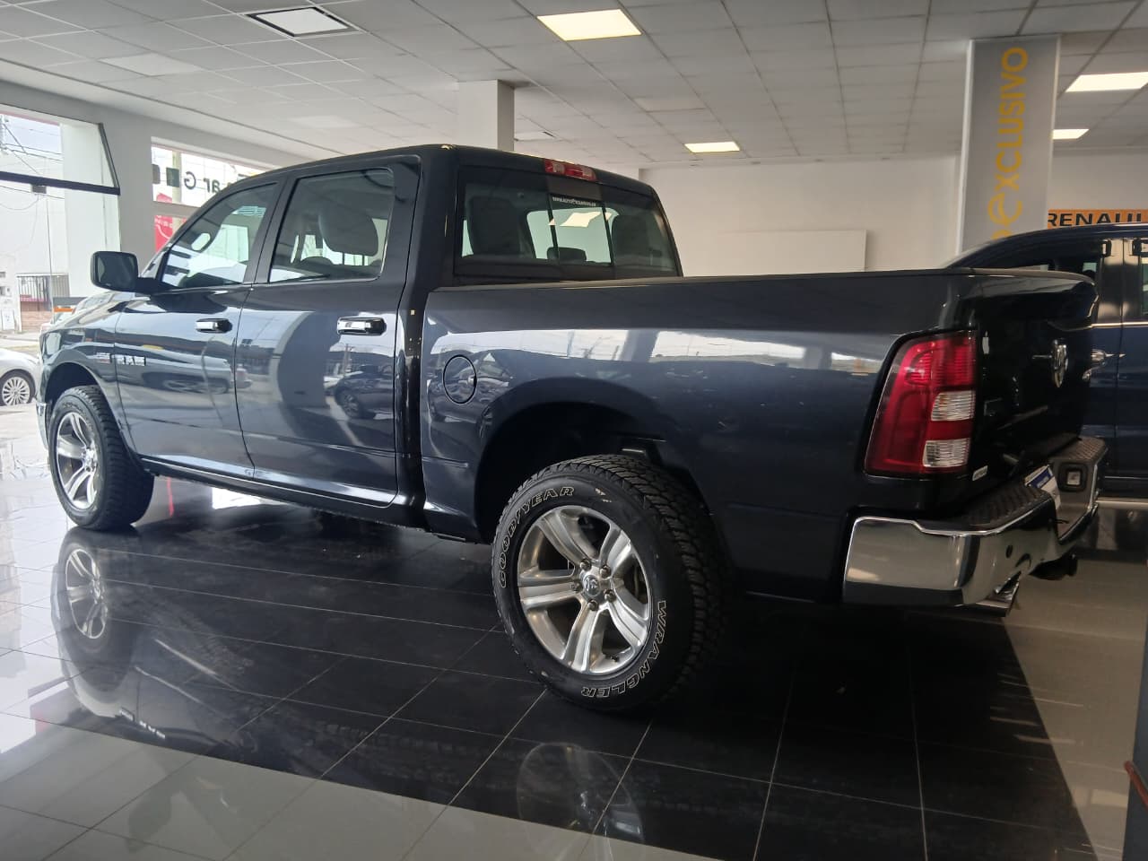 RAM 1500 5.7 V8 LARAMIE 4X4 · vista 3
