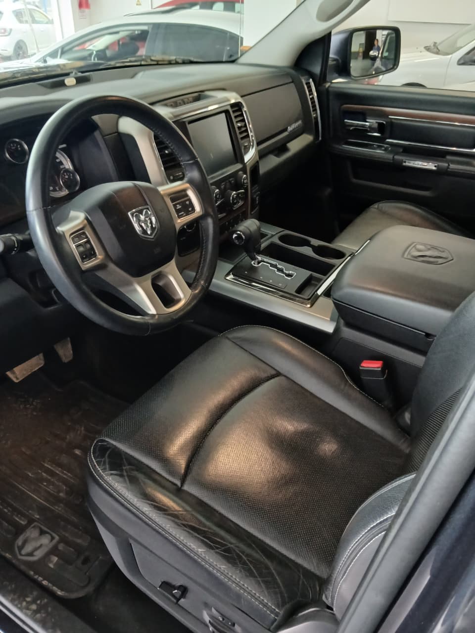 RAM 1500 5.7 V8 LARAMIE 4X4 · vista 2