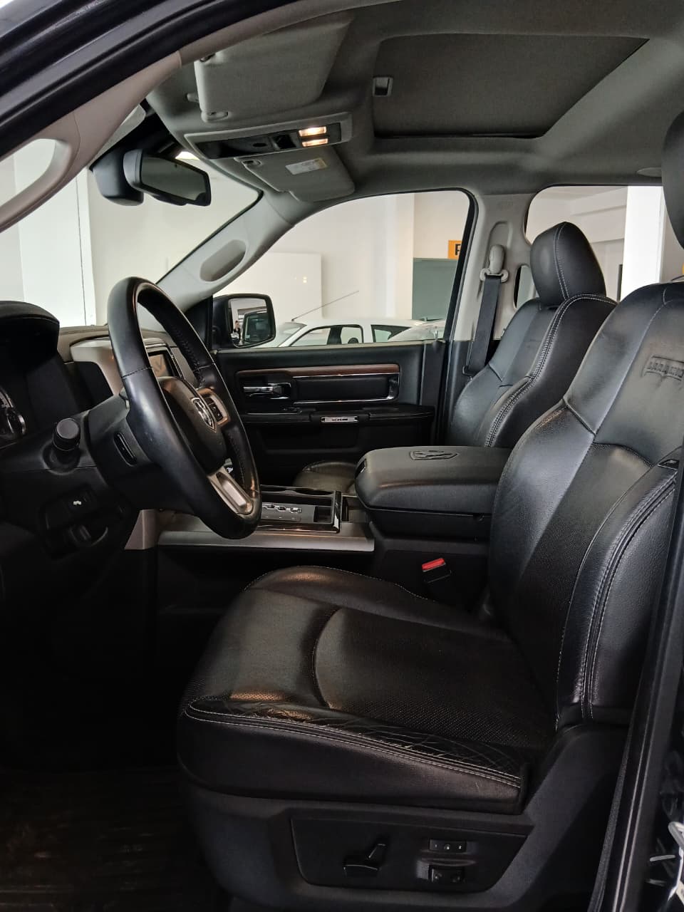 RAM 1500 5.7 V8 LARAMIE 4X4 · vista 4
